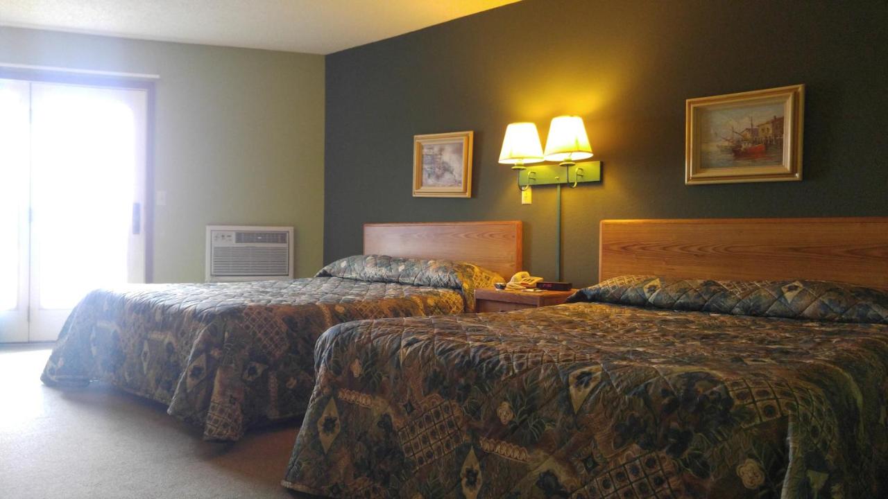 Deluxe Double Queen Room with Harbor View at Harbor Lights Lodge