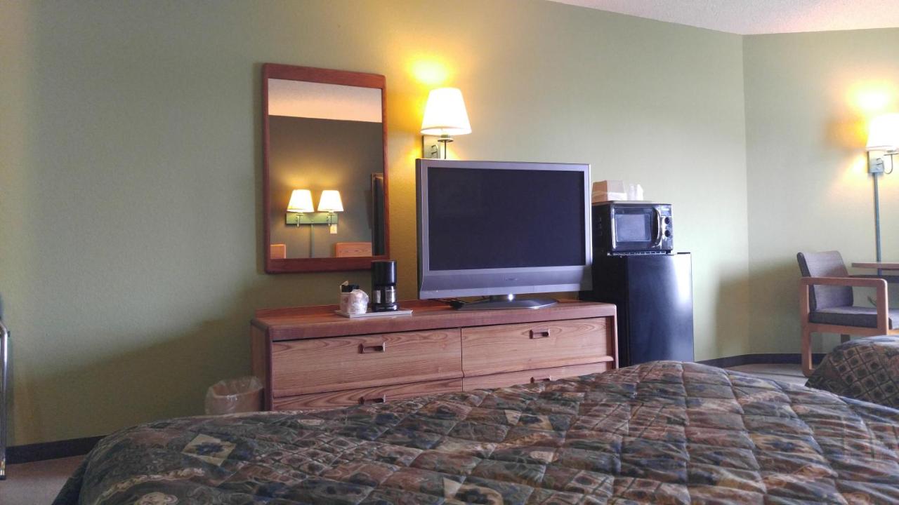 Deluxe Double Queen Room with Harbor View at Harbor Lights Lodge
