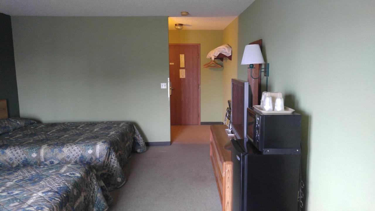Deluxe Double Queen Room with Harbor View at Harbor Lights Lodge