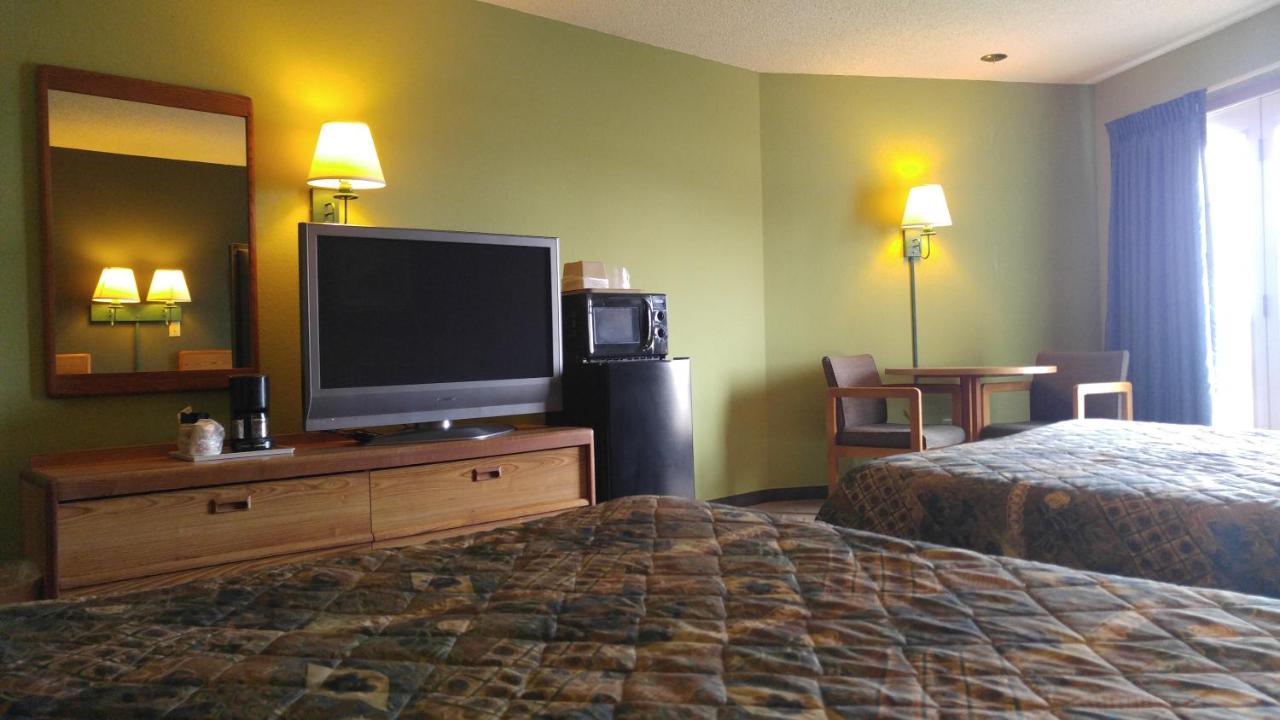 Deluxe Double Queen Room with Harbor View at Harbor Lights Lodge