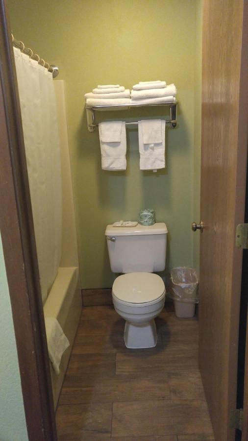 Deluxe Double Queen Room with Harbor View at Harbor Lights Lodge