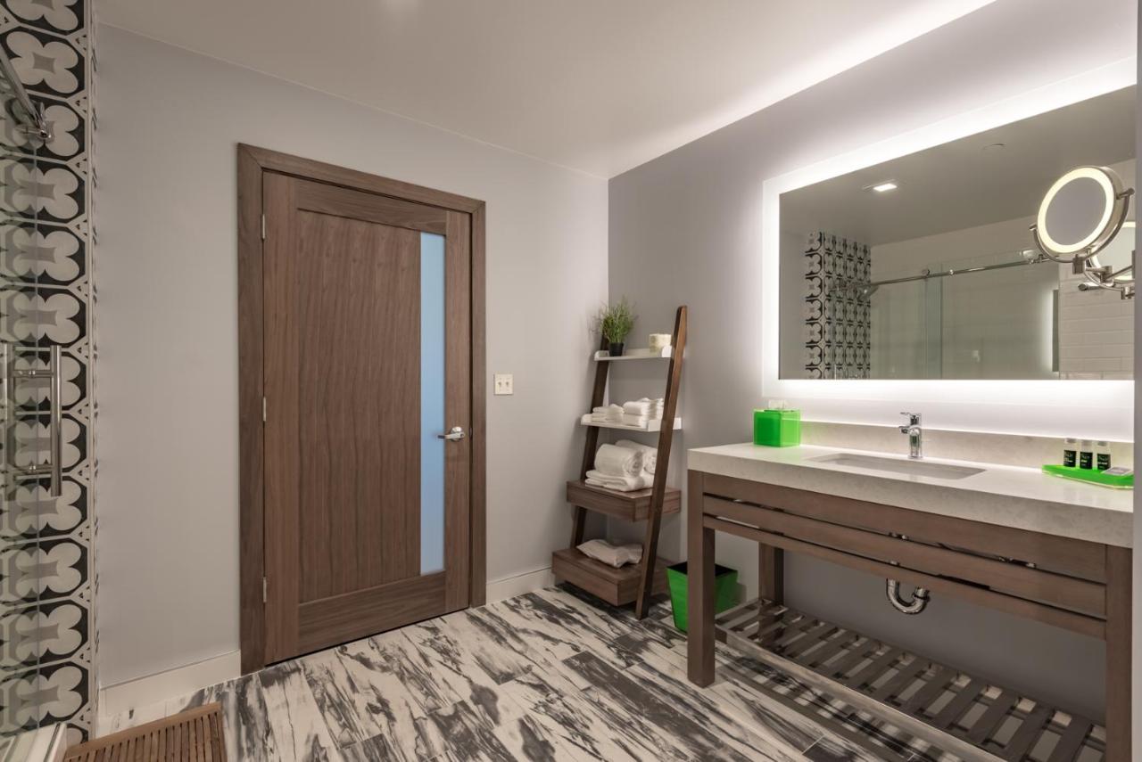 King Suite at Lexen Hotel North Hollywood