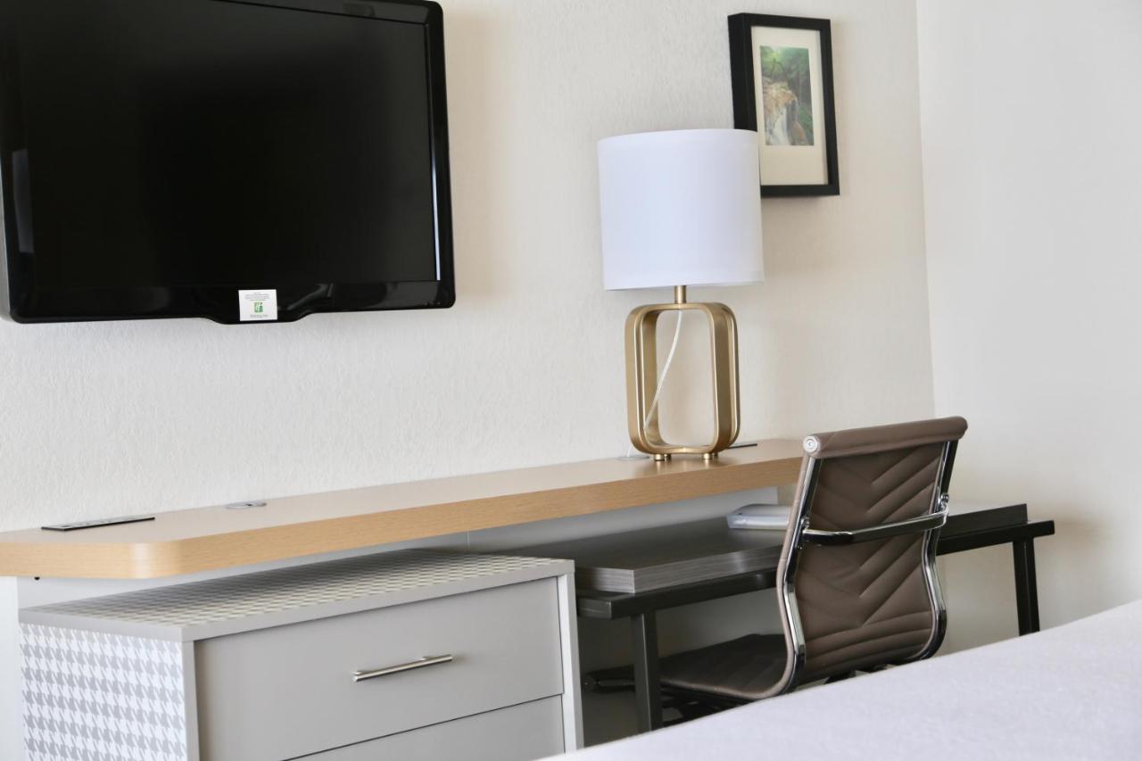 Deluxe King Room at Holiday Inn Salem - I-93 at Exit 2, an IHG Hotel