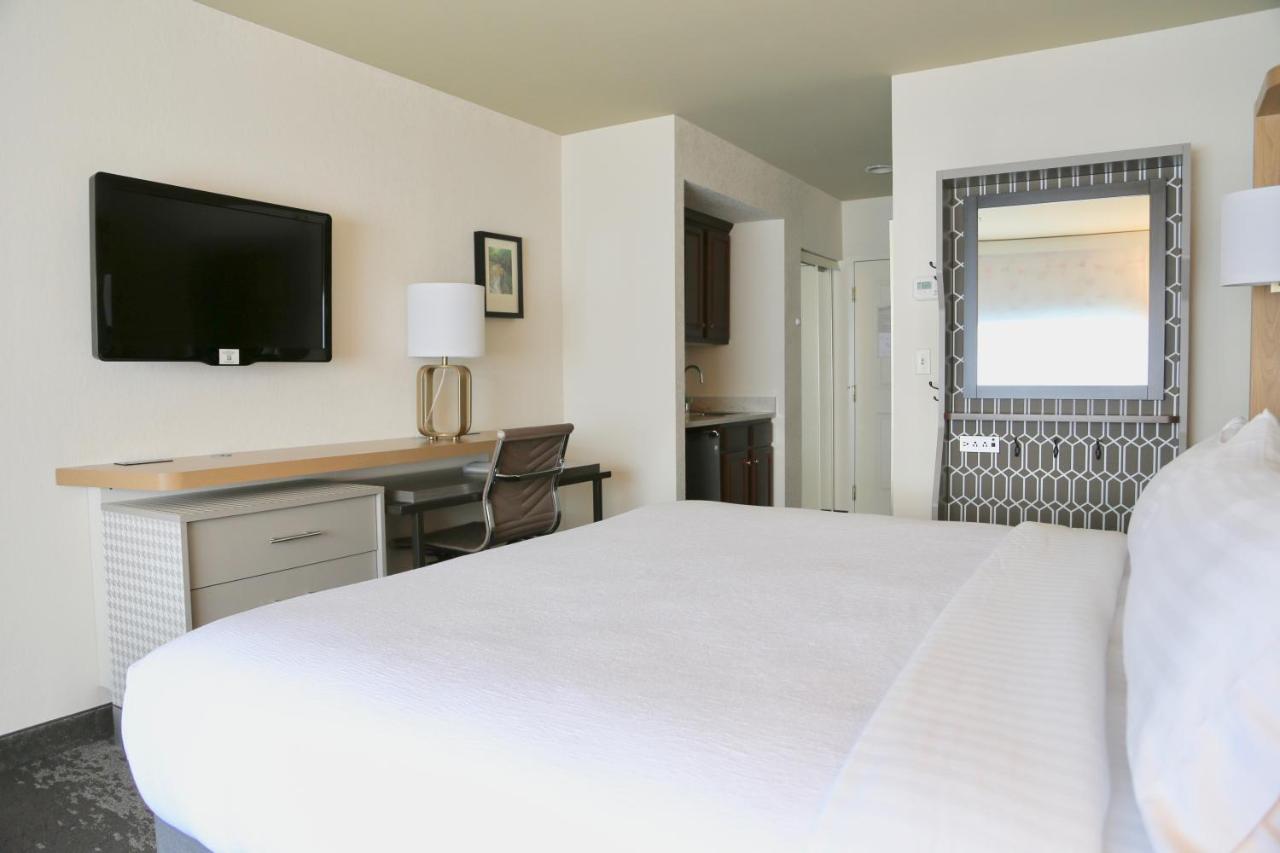 Deluxe King Room at Holiday Inn Salem - I-93 at Exit 2, an IHG Hotel