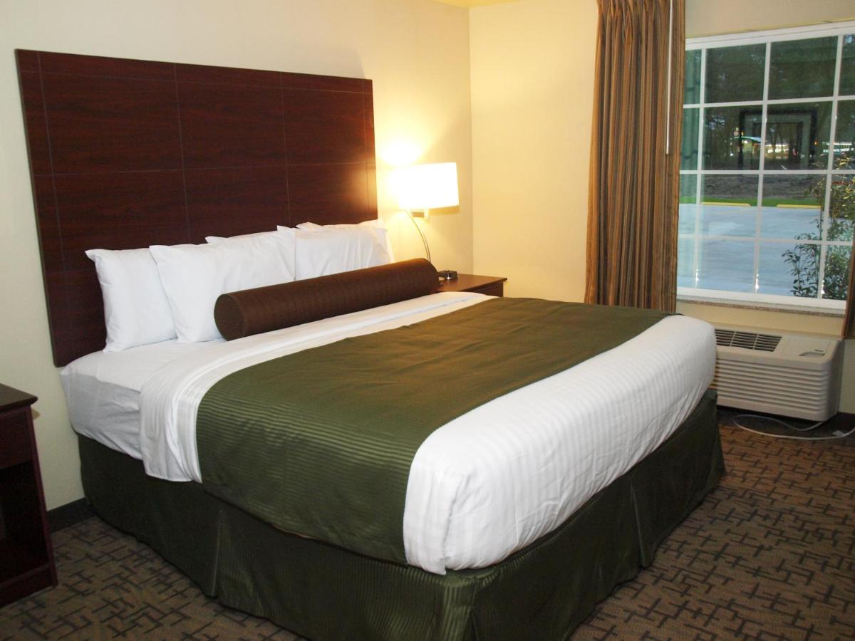 King Room at Cobblestone Inn & Suites - Vinton
