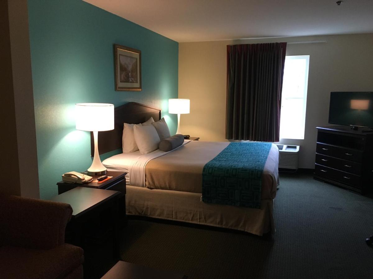 King Suite - Non-Smoking at Howard Johnson by Wyndham Houma