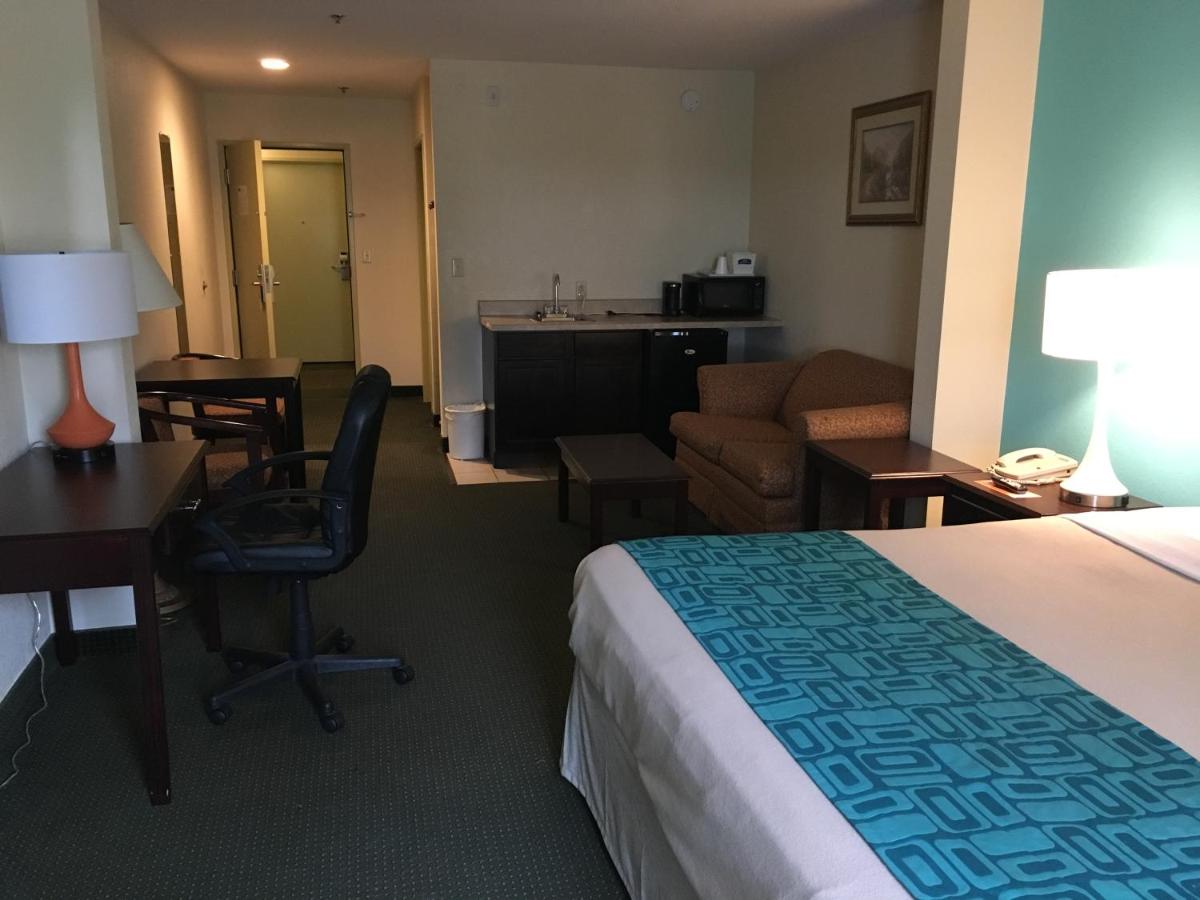 King Suite - Disability Access/Non-Smoking at Howard Johnson by Wyndham Houma