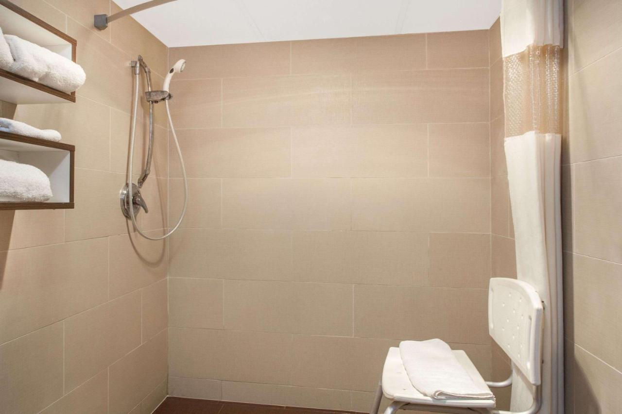 King Room with Bath Tub - Mobility/Hearing Accessible - Non-Smoking at Howard Johnson by Wyndham Suffern