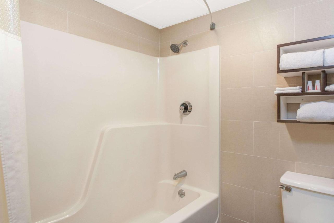 Deluxe King Room - Non-Smoking at Howard Johnson by Wyndham Suffern
