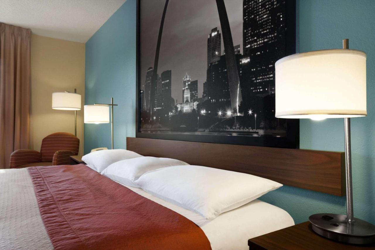 Queen Room - Mobility Access/Non-Smoking at Super 8 by Wyndham Collinsville St. Louis