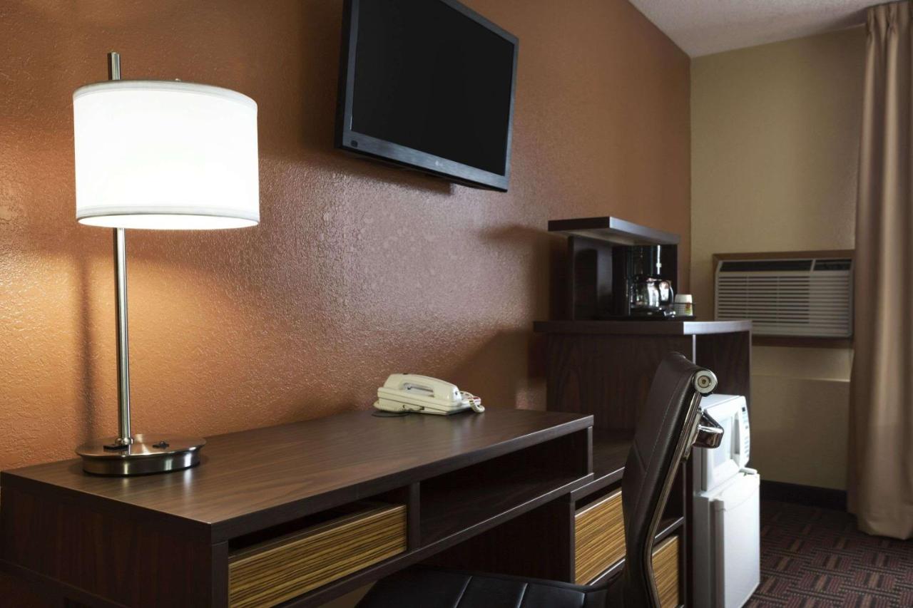 King Suite - Non-Smoking at Super 8 by Wyndham Mt. Vernon IL