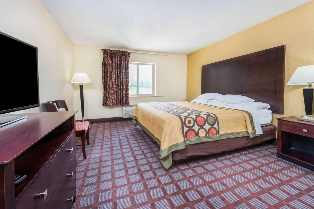 Queen Room - Non-Smoking at Super 8 by Wyndham Bloomington