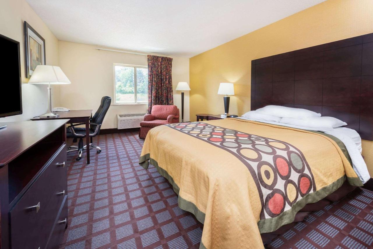 Queen Room - Non-Smoking at Super 8 by Wyndham Bloomington