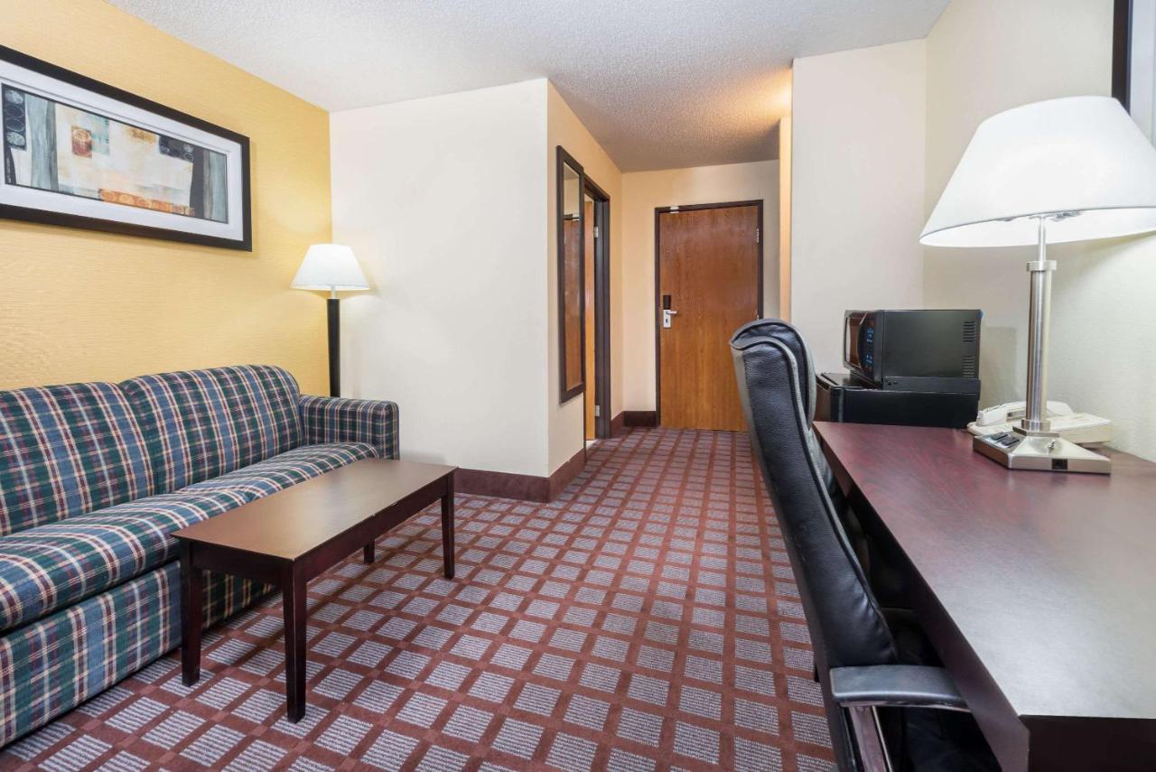 Studio King Suite - Non-Smoking at Super 8 by Wyndham Bloomington