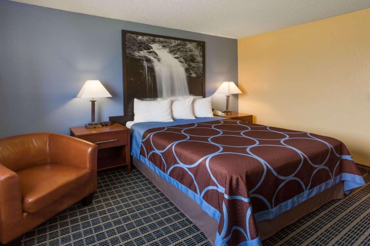 Queen Room - Mobility Access/Non-Smoking at Super 8 by Wyndham Janesville