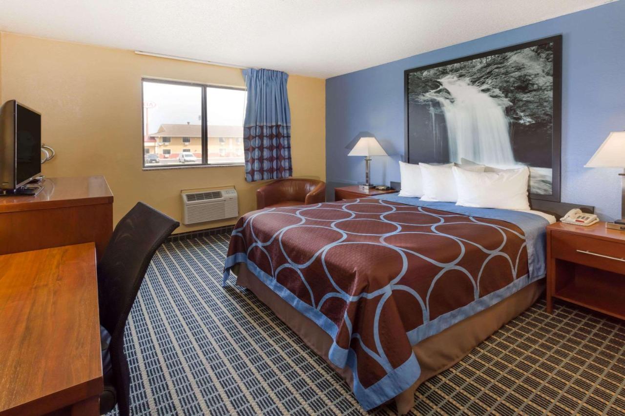 Queen Room - Mobility Access/Non-Smoking at Super 8 by Wyndham Janesville
