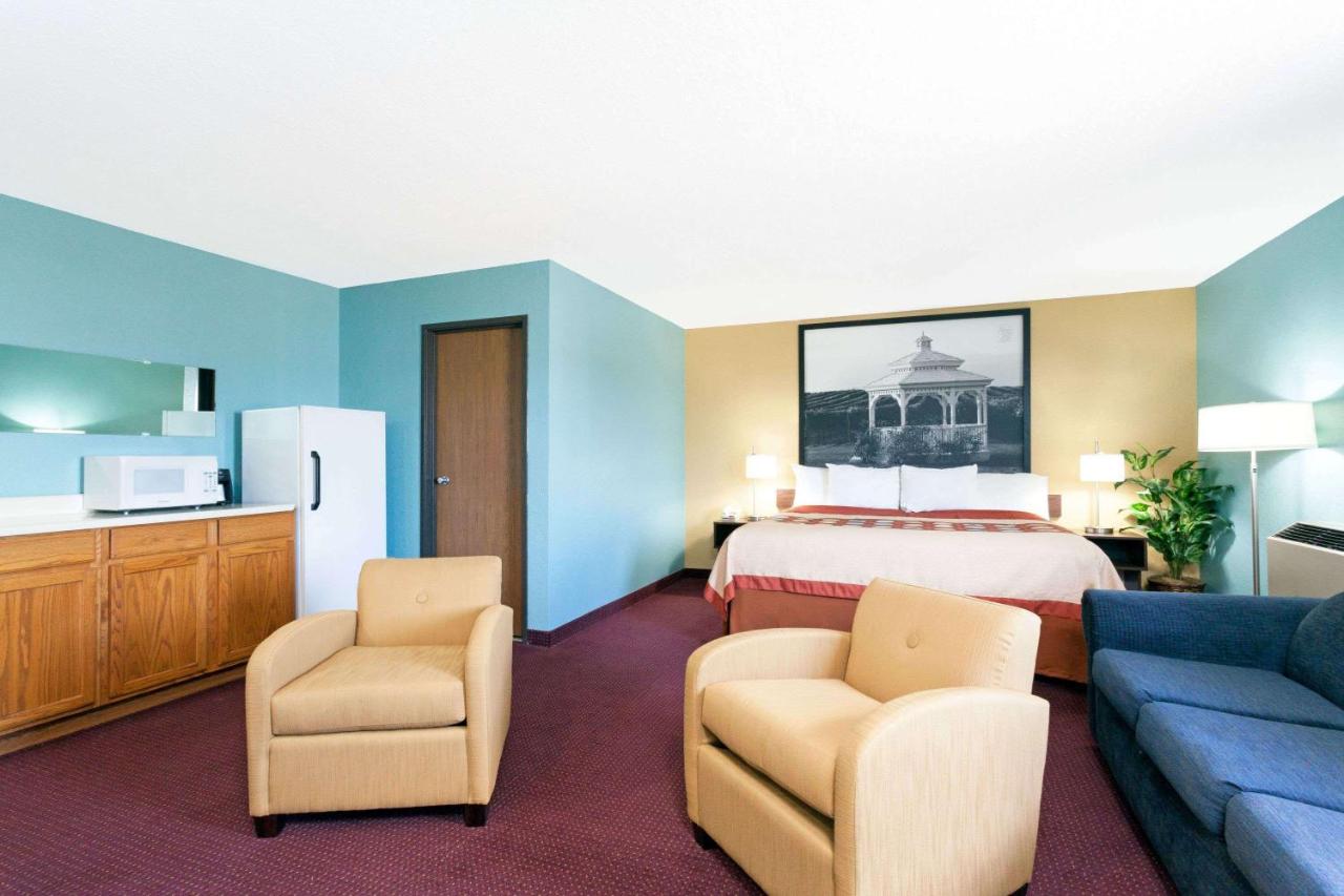 King Suite - Non-Smoking at Super 8 by Wyndham Bath Hammondsport Area