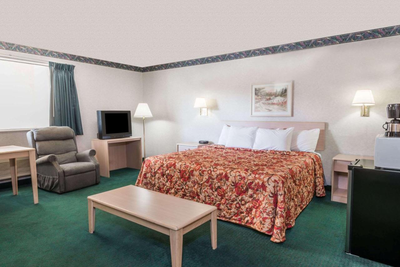 Deluxe King Suite at Knights Inn Ottawa
