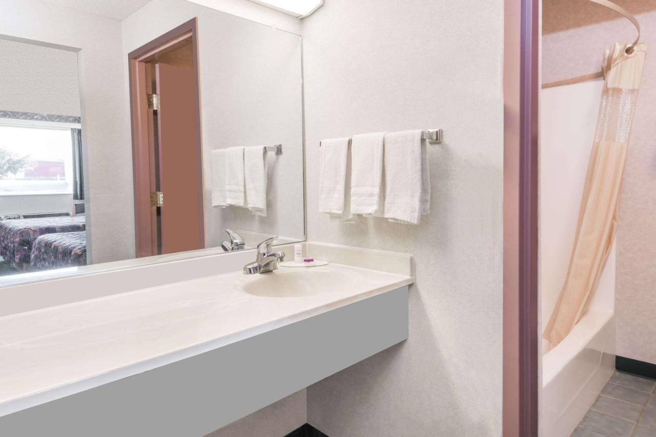 Queen Room - Disability Access at Knights Inn Ottawa