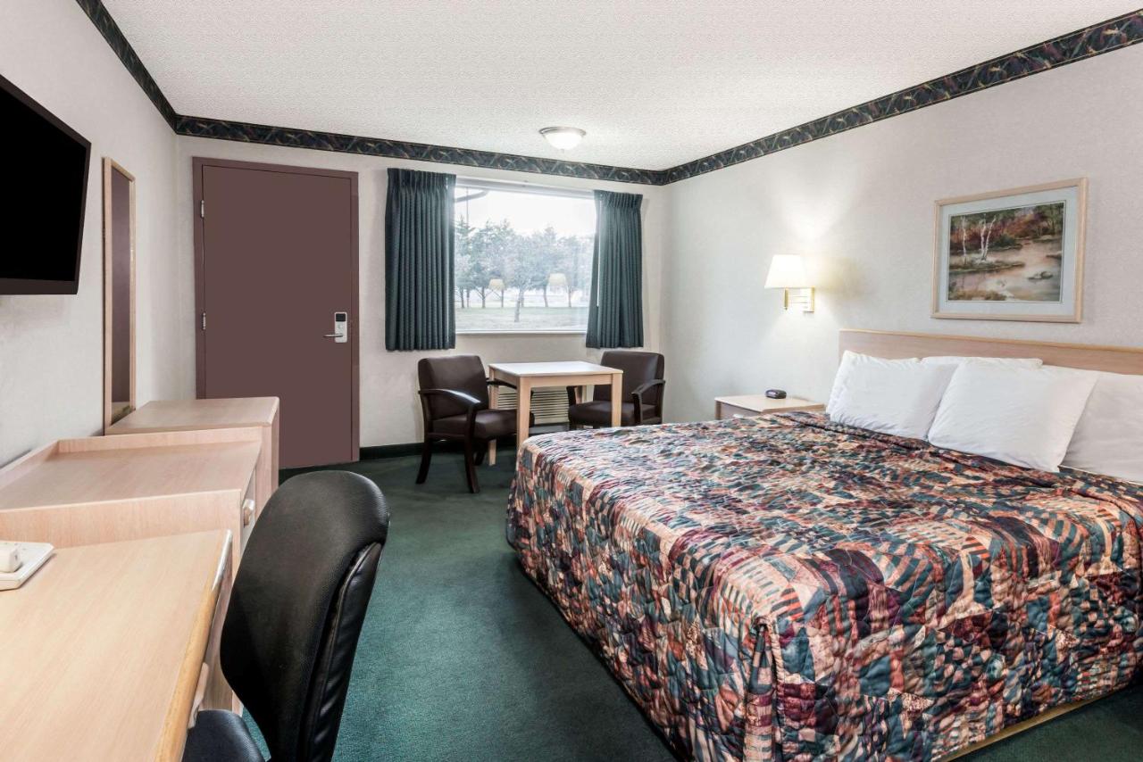 King Room - Non-Smoking at Knights Inn Ottawa