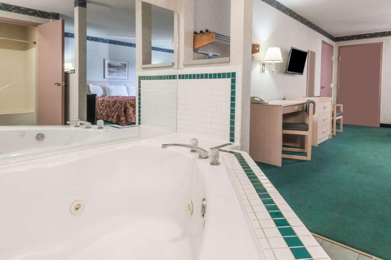 Deluxe King Suite at Knights Inn Ottawa