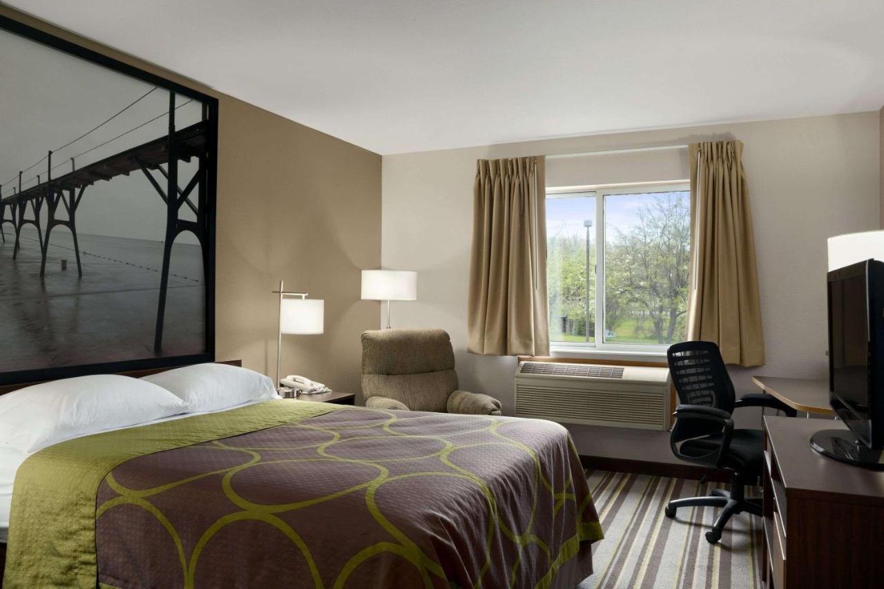 Queen Room - Non-Smoking at Super 8 by Wyndham Manistee