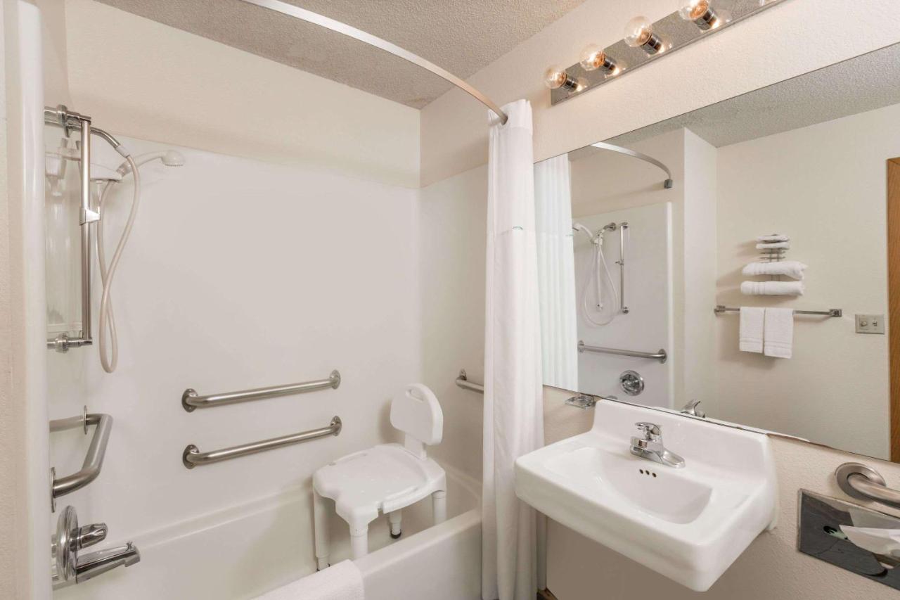 King Room - Disability Access/Non-Smoking at Howard Johnson by Wyndham Wichita Airport