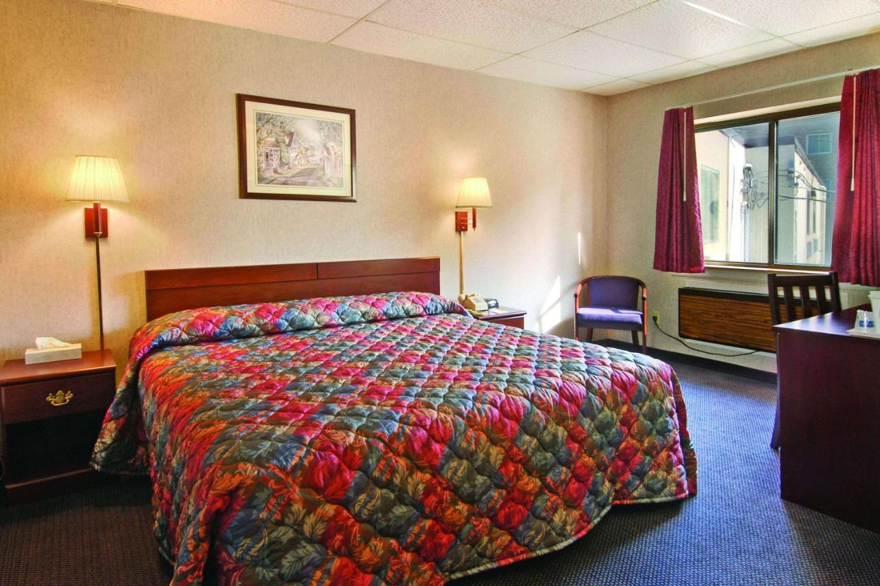 King Room - Non-Smoking at Travelodge by Wyndham Cleveland Lakewood