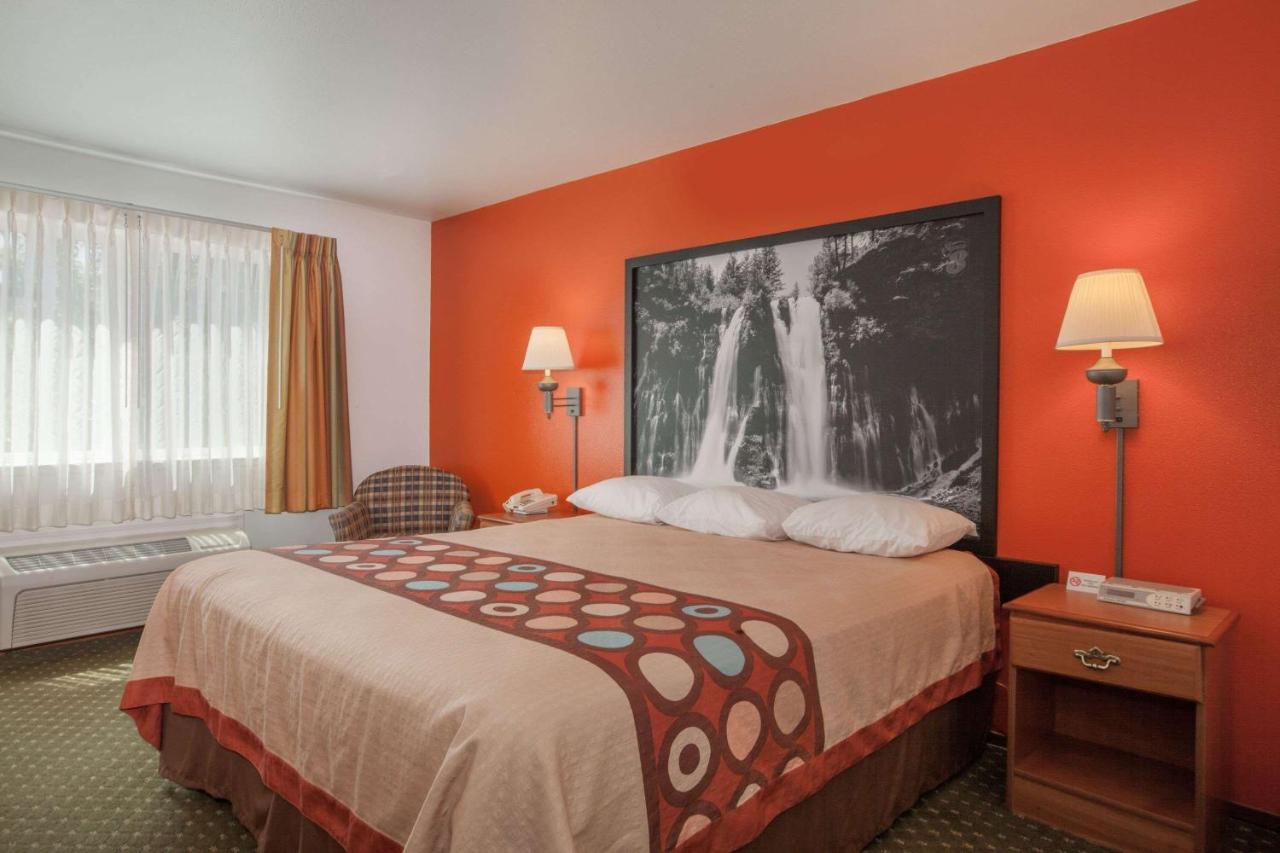 King Studio Suite - Non-Smoking at Super 8 by Wyndham Cloverdale Wine Country