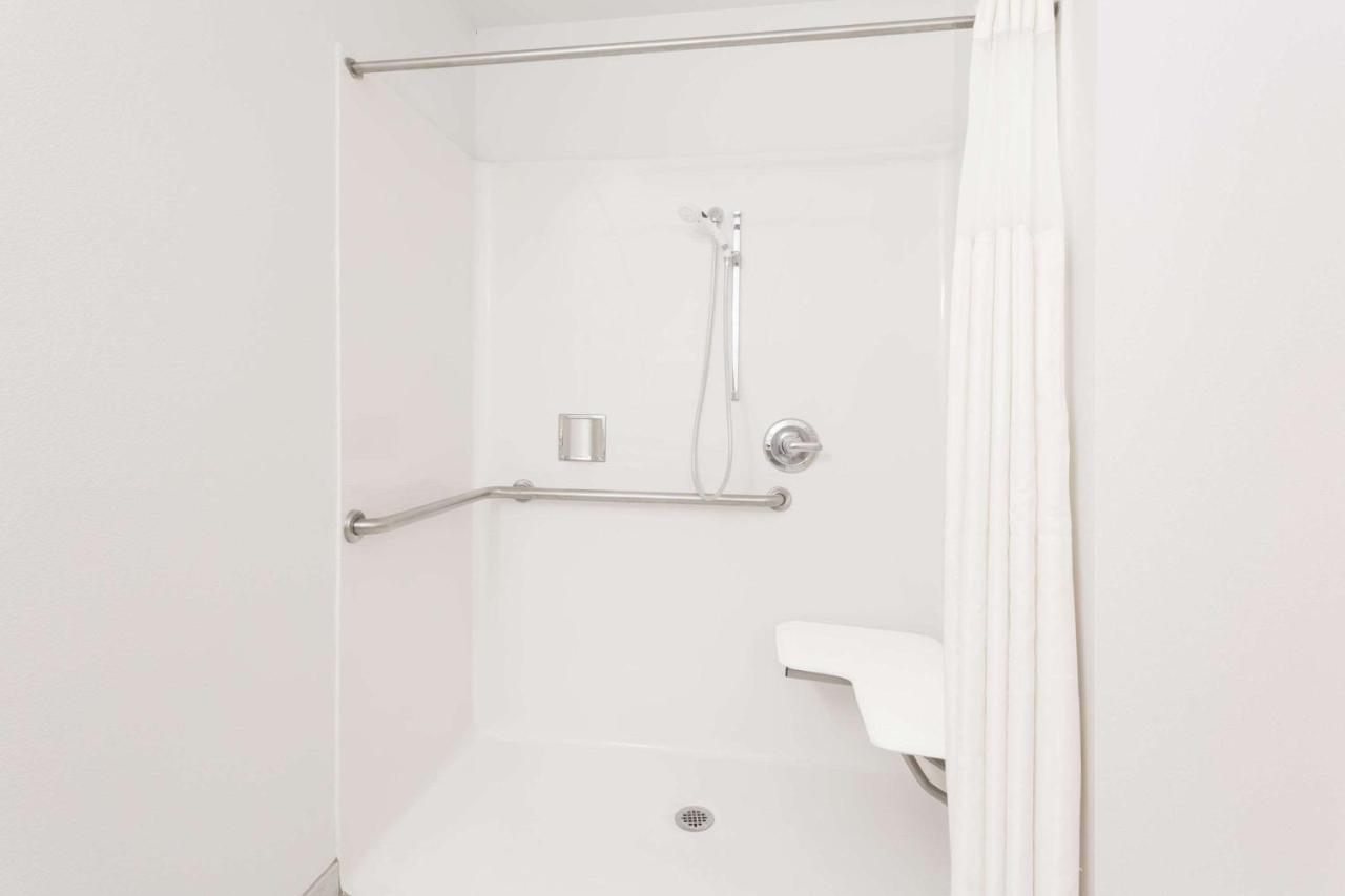 King Room - Mobility Access/Non-Smoking at Super 8 by Wyndham Cloverdale Wine Country
