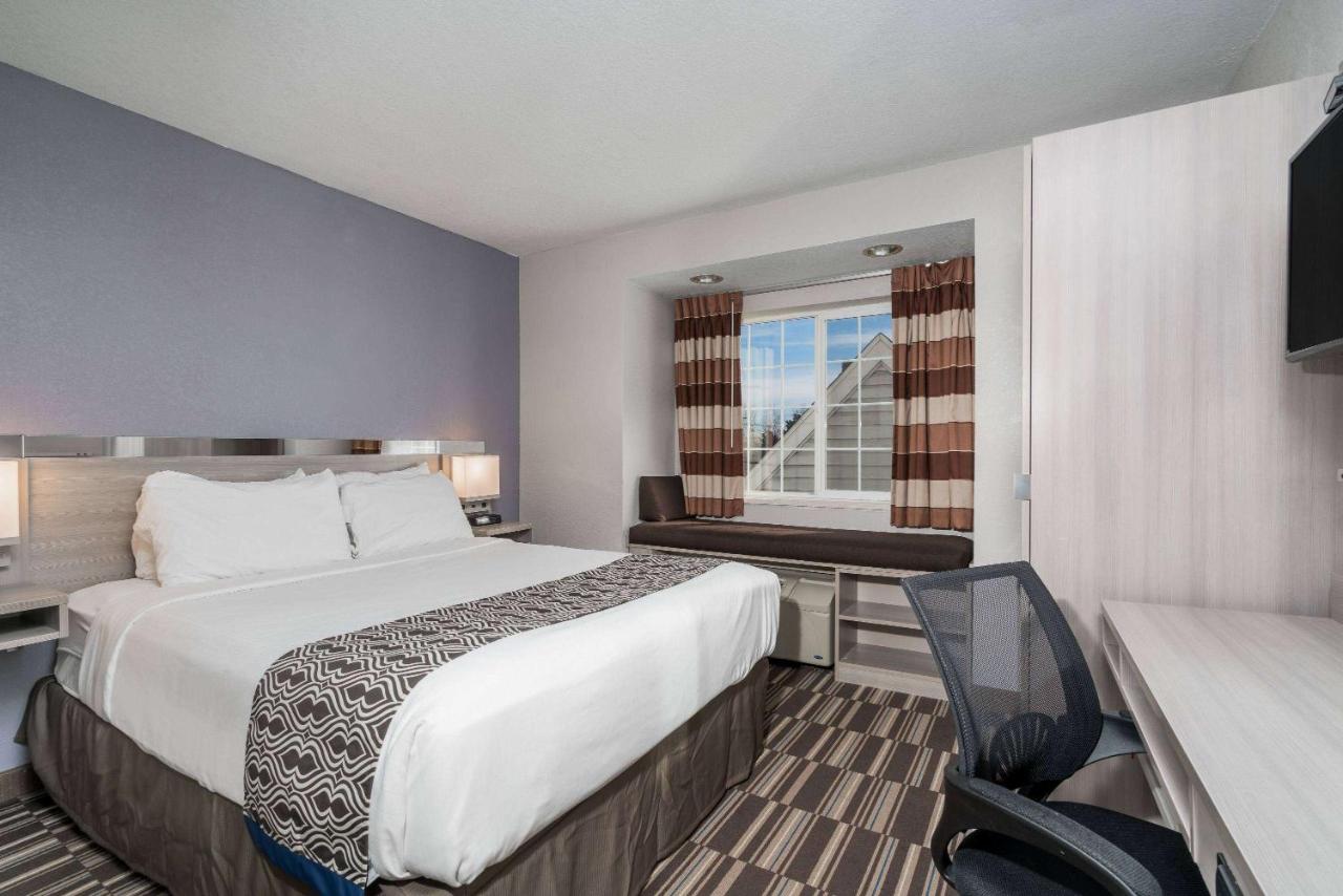 Queen Room - Non-Smoking at Microtel Inn & Suites by Wyndham Rochester North Mayo Clinic