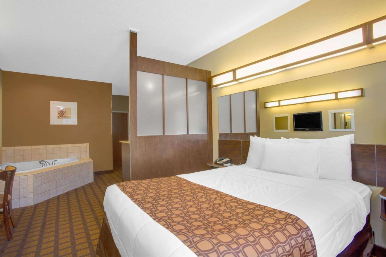 1 Queen Bed, Studio Suite, Jetted Tub, Non-Smoking at Microtel Inn & Suites by Wyndham Harrisonburg