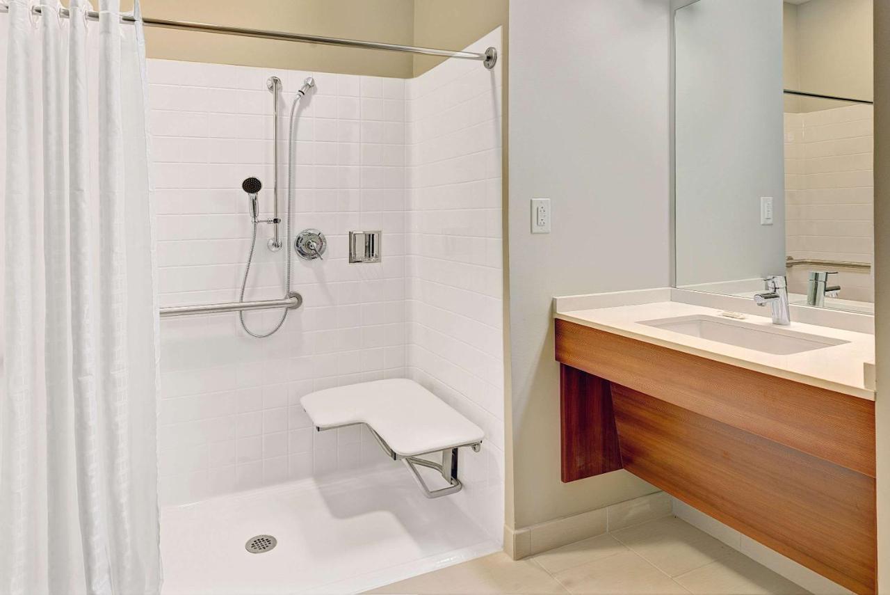 Queen Room - Mobility Access/Non-Smoking at Microtel Inn & Suites By Wyndham Philadelphia Airport Ridley
