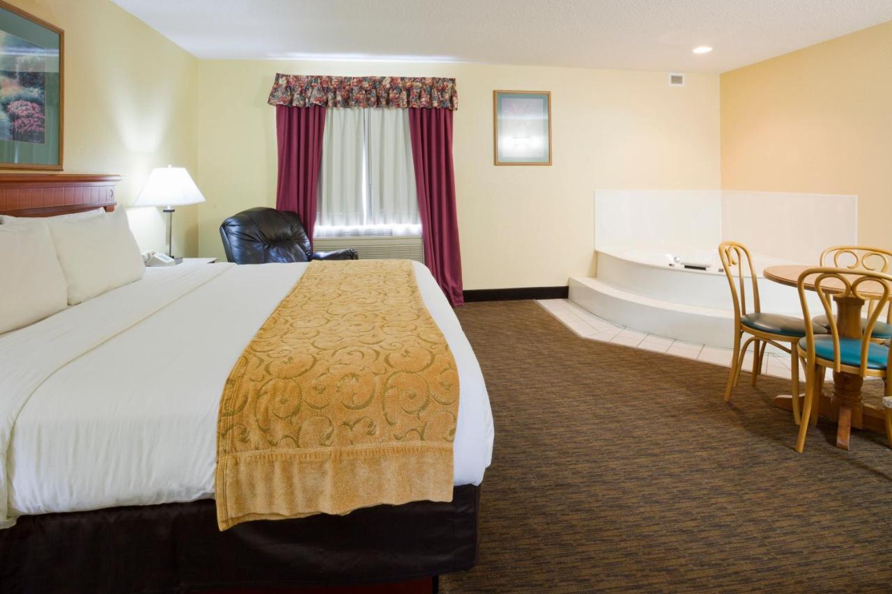 King Room with Spa Bath at Grandstay Hotel and Suites