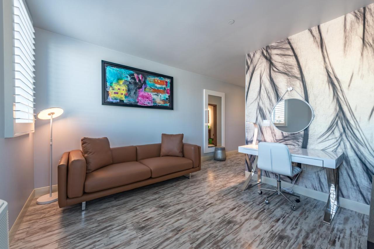 King Suite at Lexen Hotel North Hollywood