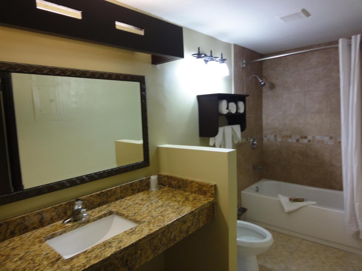 Family Suite - Poolside/Non-Smoking at Beachcomber Resort & Club