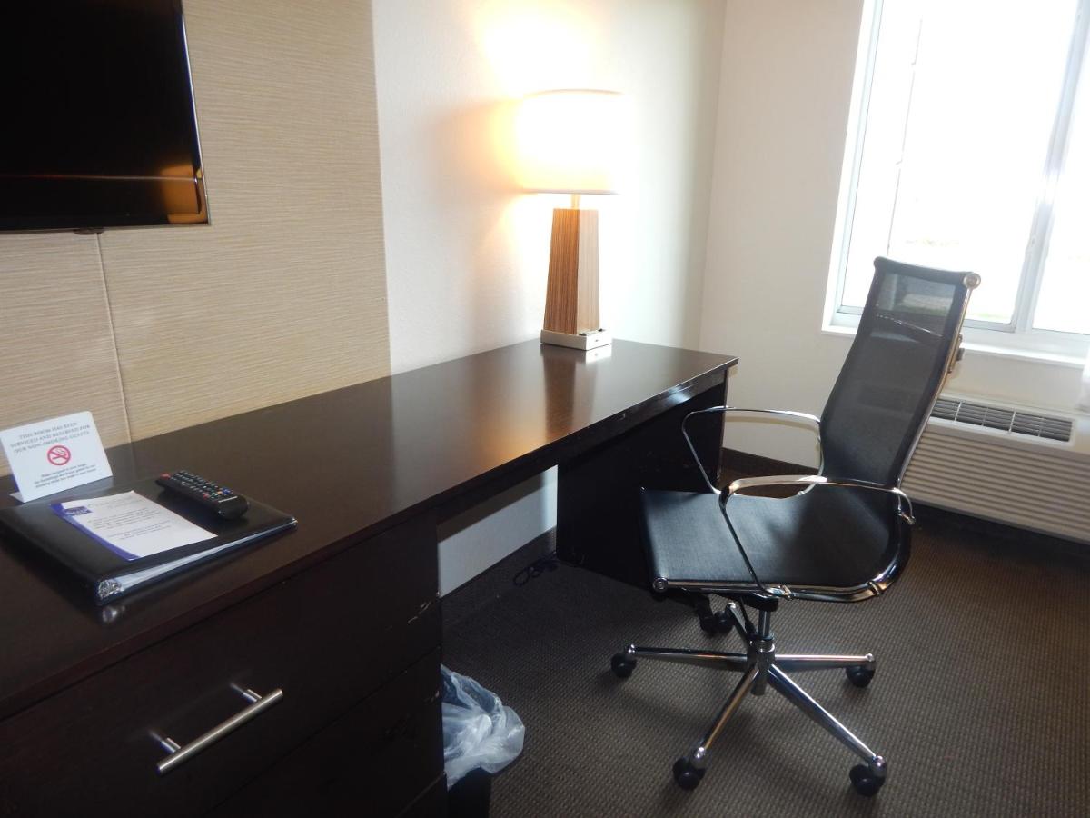 King Suite at Sleep Inn & Suites near Liberty Place I-65