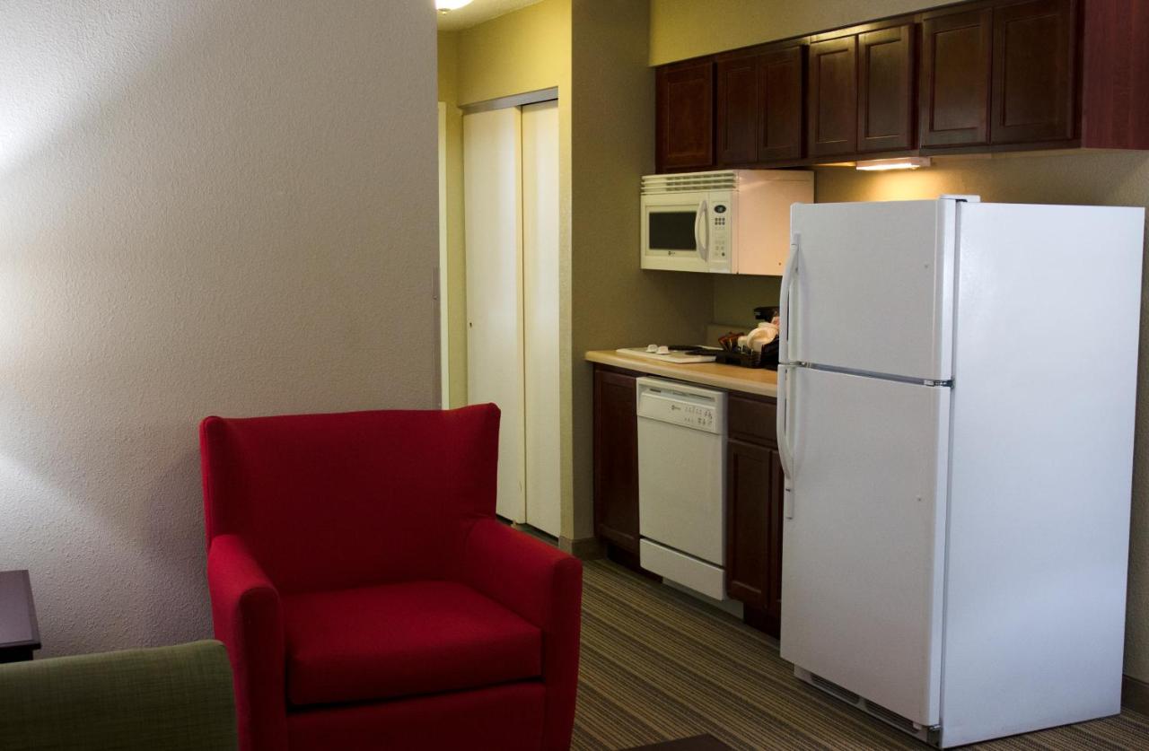 Queen Suite with Kitchen - Disability Access/Non-Smoking at Country Inn & Suites by Radisson, Ithaca, NY