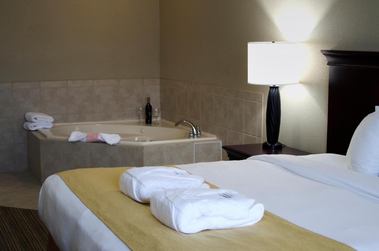 King Suite with Whirlpool at Country Inn & Suites by Radisson, Ithaca, NY