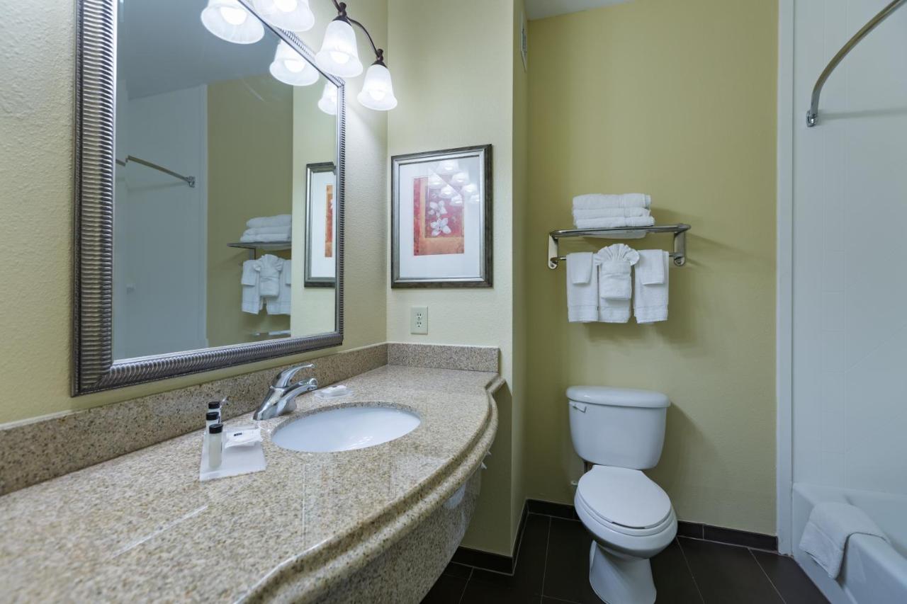 King Suite with Whirlpool at Country Inn & Suites by Radisson, San Marcos, TX