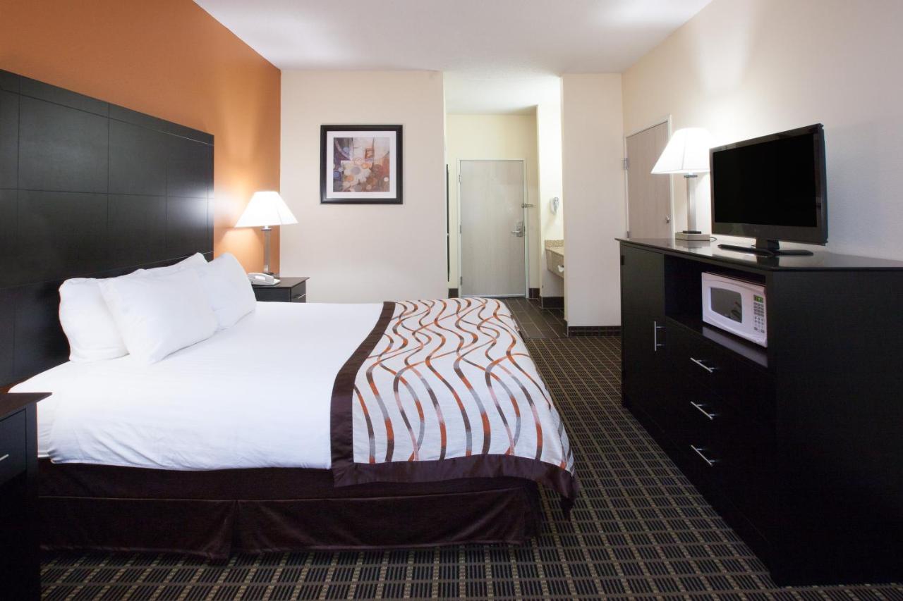 Queen Room - Disability Access/Non-Smoking at Baymont by Wyndham South Haven