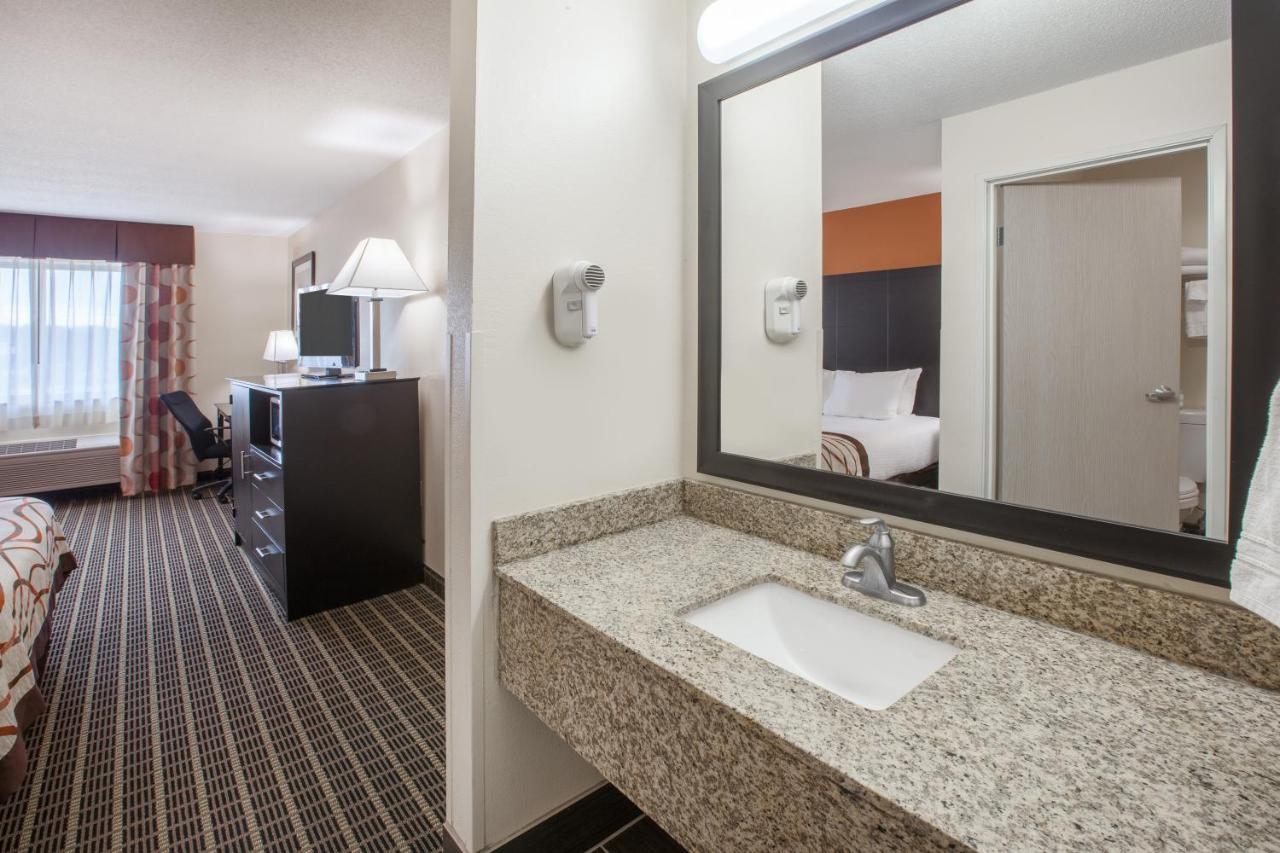 Deluxe Queen Room - Non-Smoking at Baymont by Wyndham South Haven