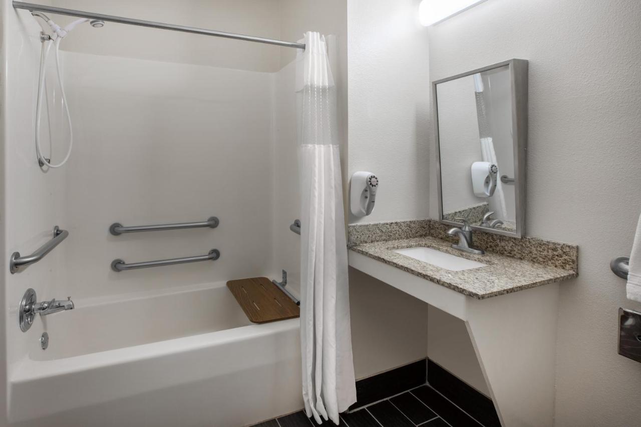 Queen Room - Disability Access/Non-Smoking at Baymont by Wyndham South Haven