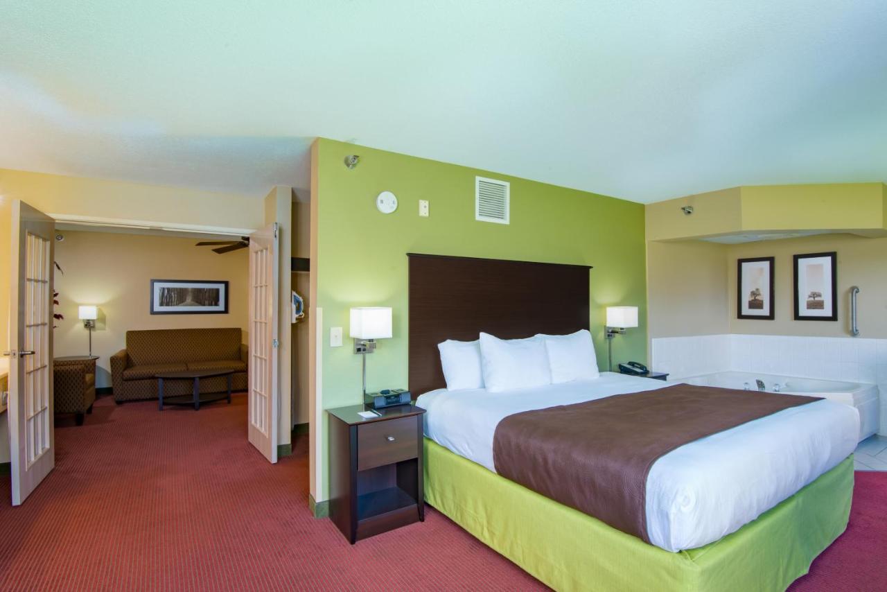 One-Bedroom Premier King Suite - Non-Smoking/2nd Floor at AmericInn by Wyndham Okoboji