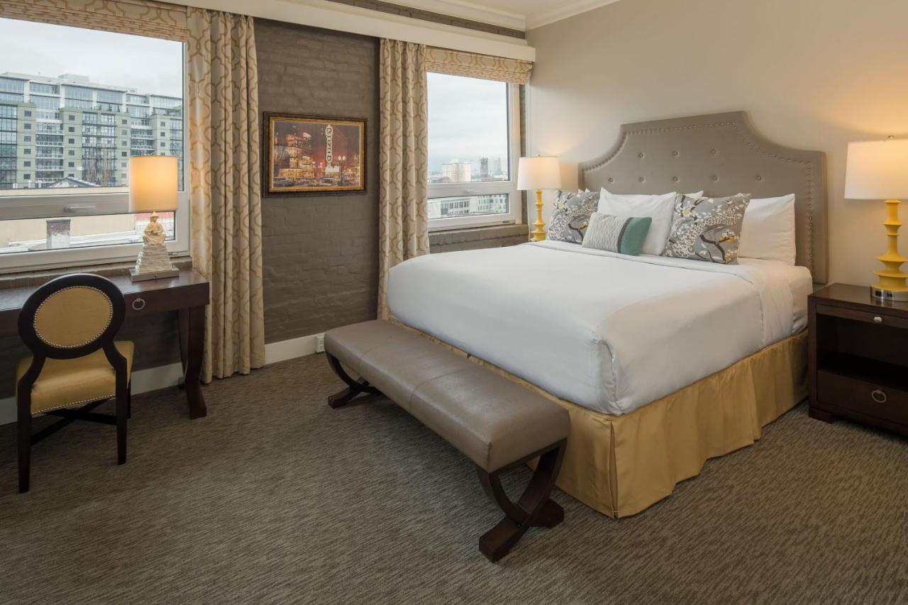 Deluxe King Room with Kitchen at Mark Spencer Hotel