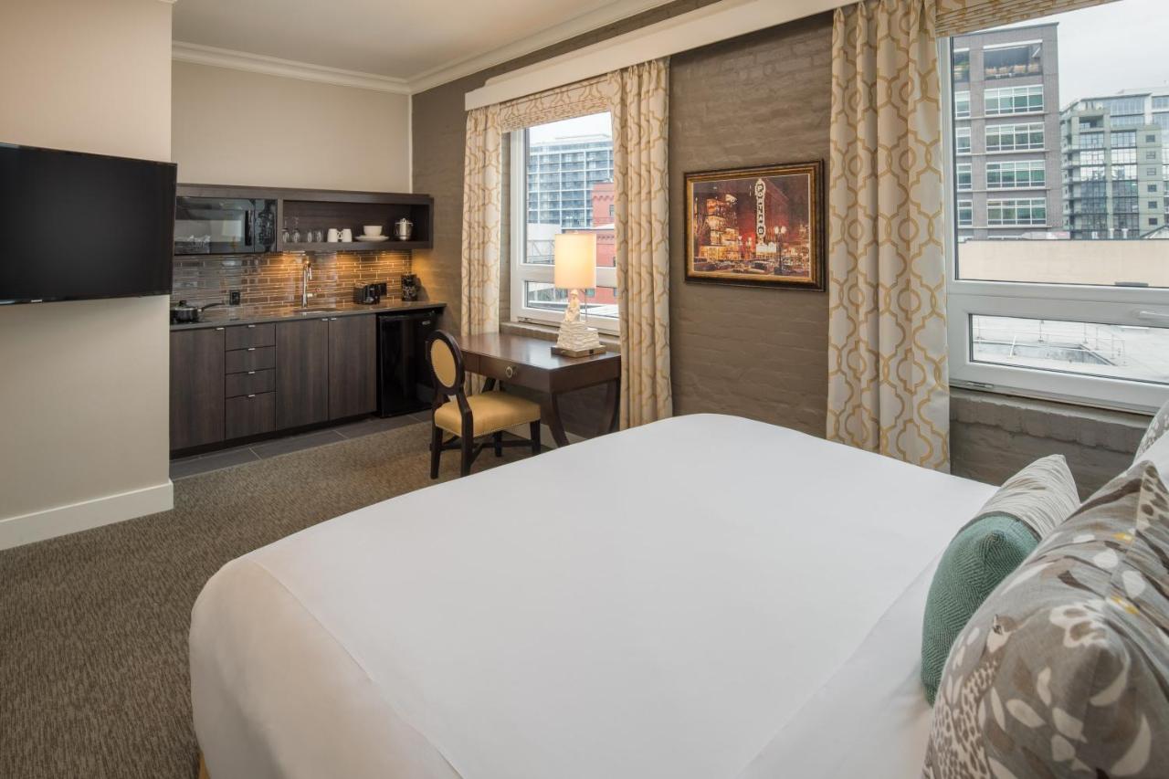 Deluxe King Room with Kitchen at Mark Spencer Hotel