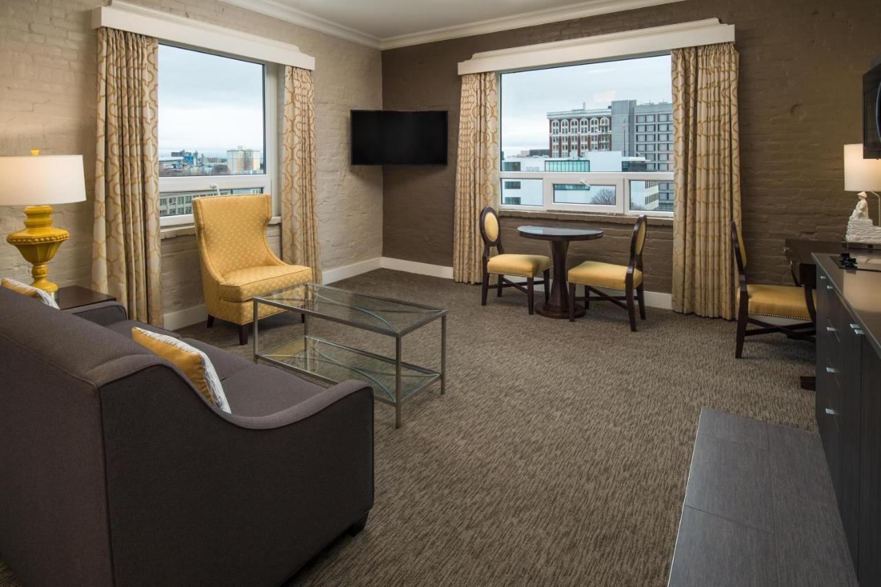 Premiere Corner King with Kitchen at Mark Spencer Hotel
