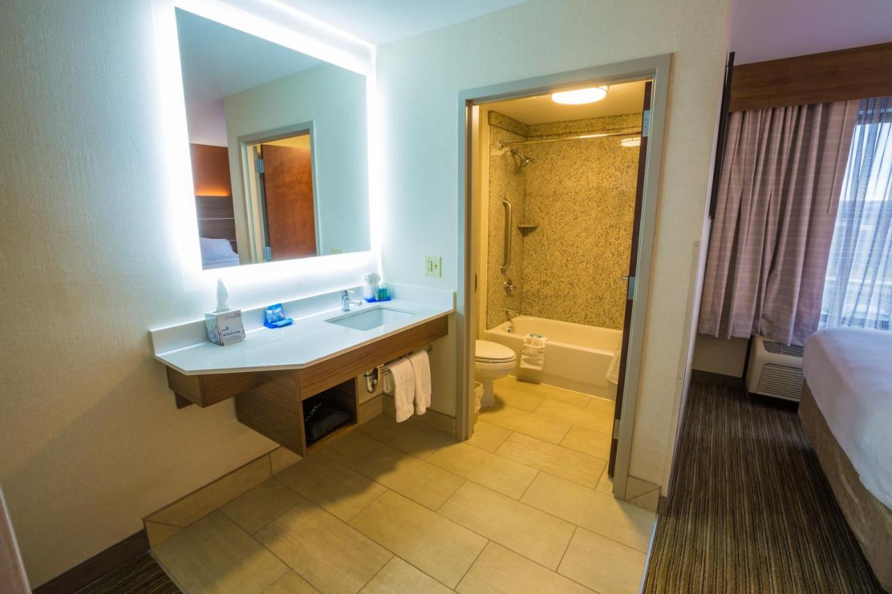 Standard Room at Holiday Inn Express Hotel & Suites Pasco-Tri Cities by IHG
