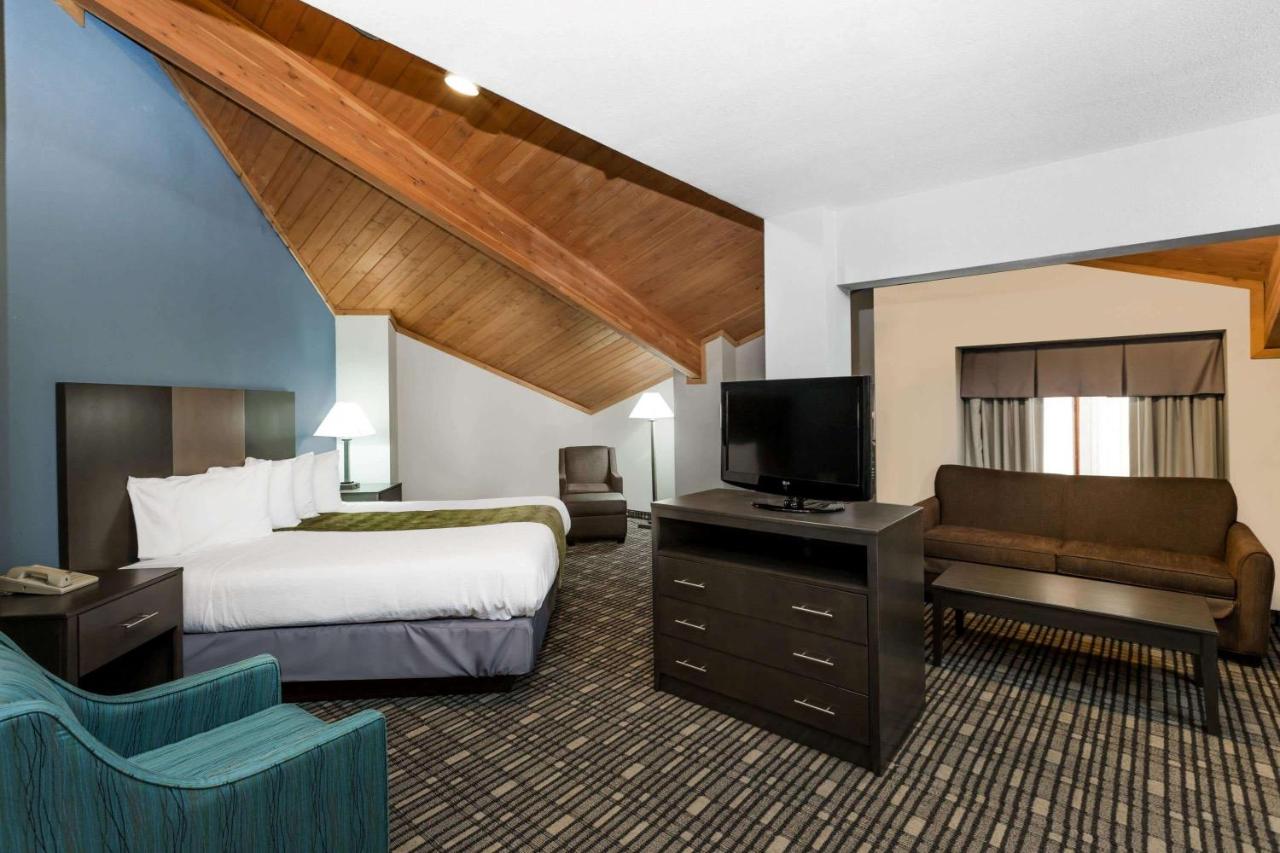 Superior King Studio Suite - Non-Smoking at Baymont by Wyndham Pella