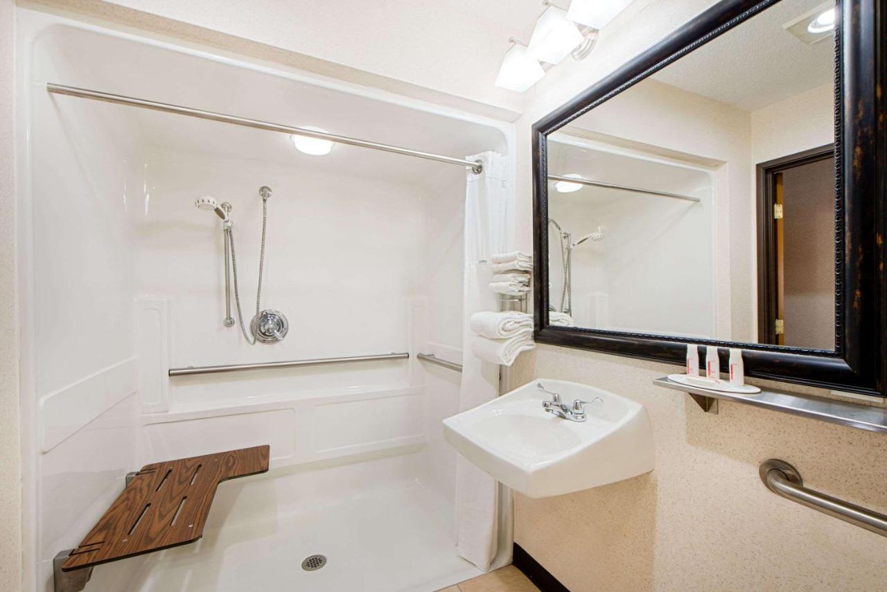 Queen Room - Mobility Access/Non-Smoking at Baymont by Wyndham Pella